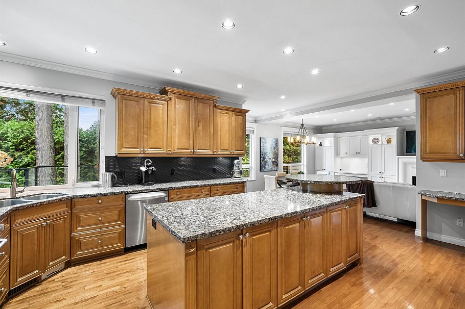 4047 Woodbury Avenue North Vancouver, BC - 5