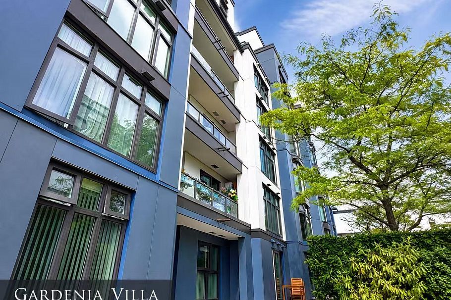 203 2468 E Broadway Vancouver, BC - 2