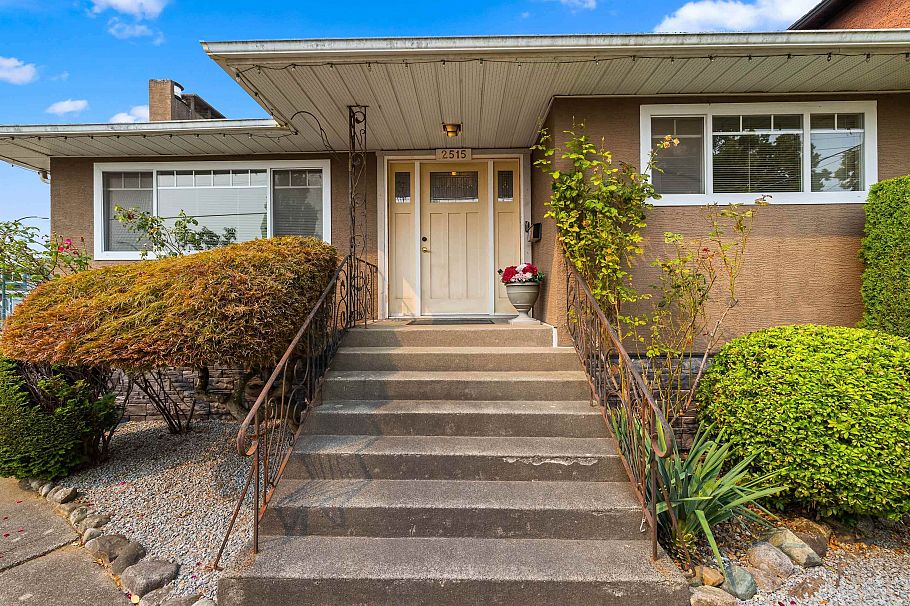 2515 E 45th Avenue Vancouver, BC - 3