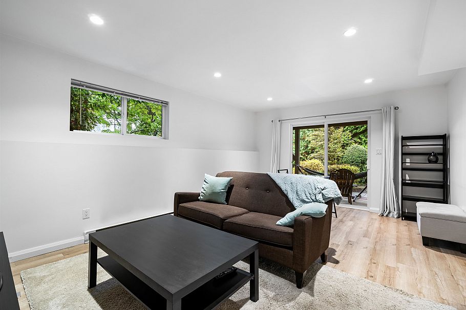 4047 Woodbury Avenue North Vancouver, BC - 25