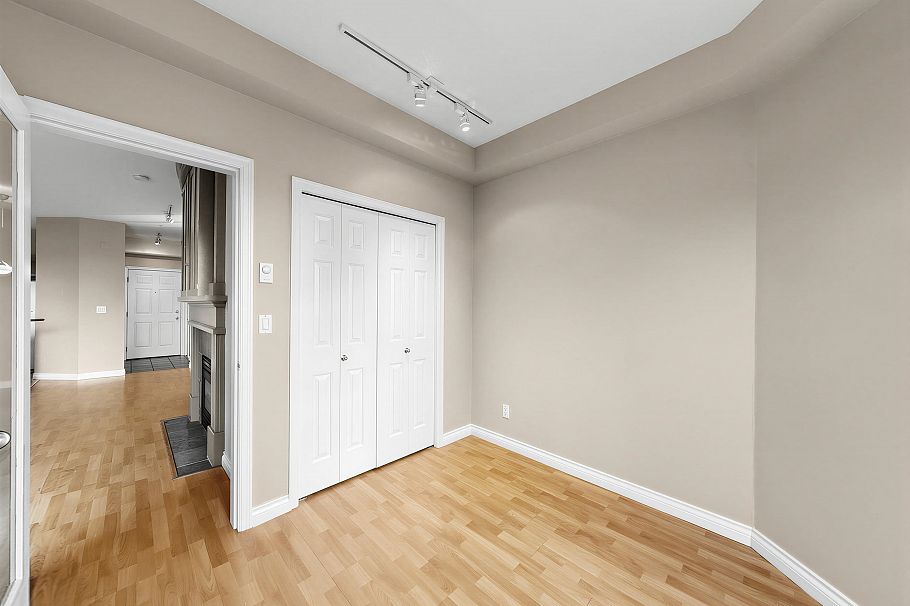 204 131 W 3rd Street North Vancouver, BC - 25
