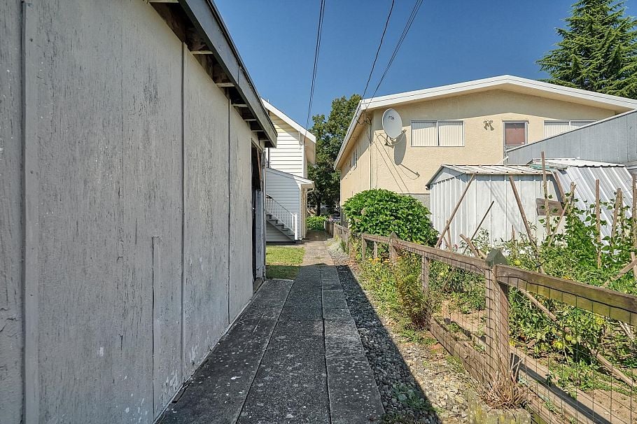 2336 45 Avenue Vancouver, BC - 31