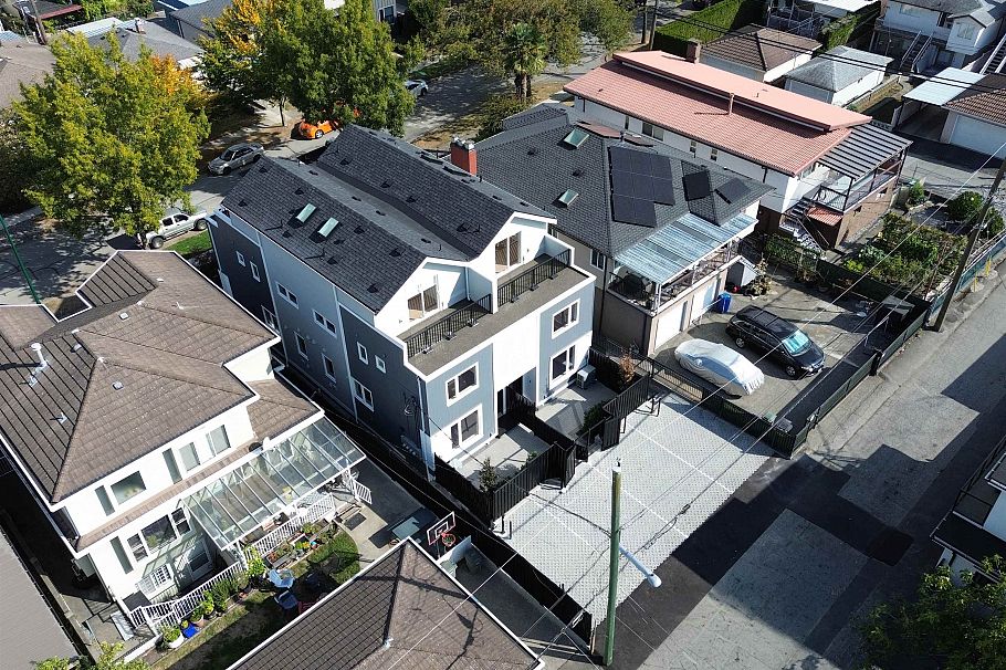 4 3268 E 18 Avenue Vancouver, BC - 35