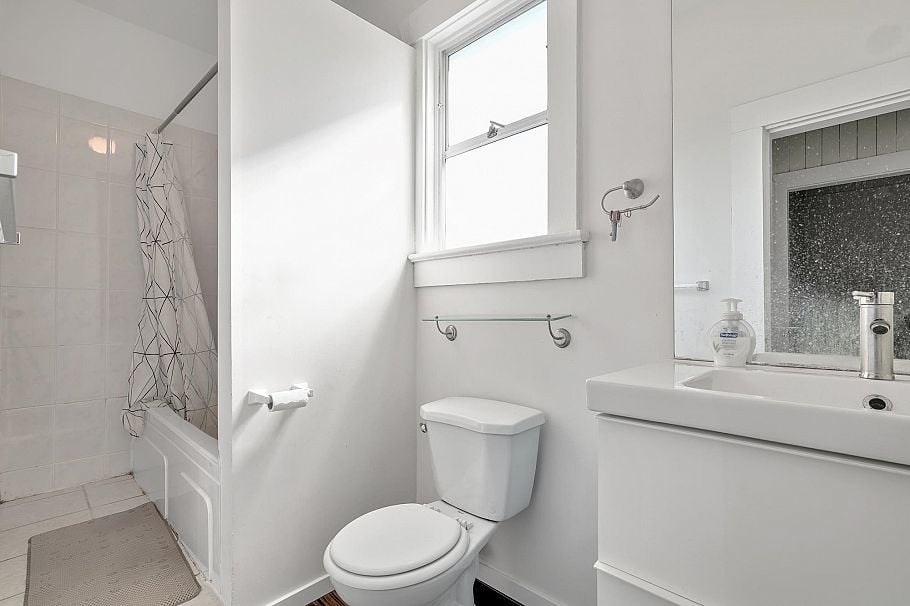 2336 45 Avenue Vancouver, BC - 23