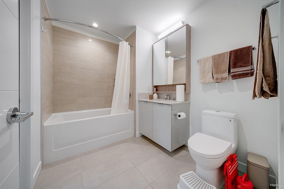 207 128 E 8th Street North Vancouver, BC - 13