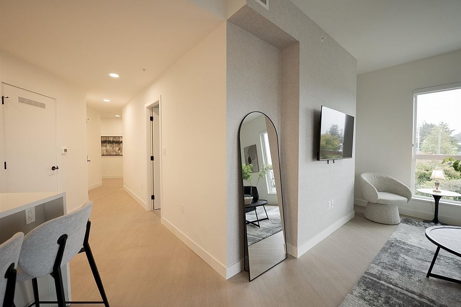 360 422 E 3rd Street North Vancouver, BC - 4