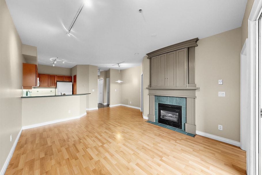 204 131 W 3rd Street North Vancouver, BC - 3