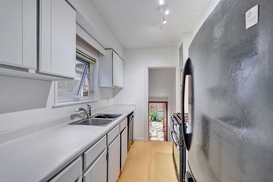 2303 W 3rd Avenue Vancouver, BC - 11