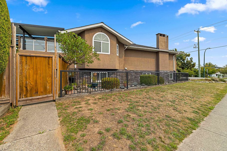 2515 E 45th Avenue Vancouver, BC - 39