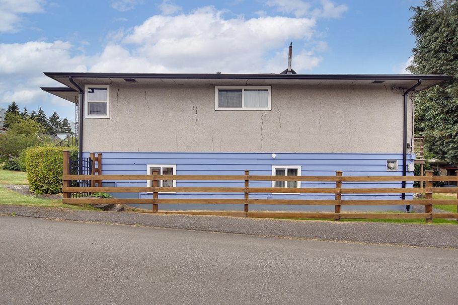 2137 20th Avenue Vancouver, BC - 3
