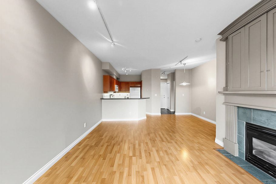 204 131 W 3rd Street North Vancouver, BC - 4