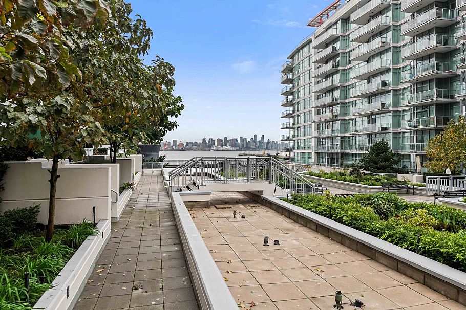 211 185 Victory Ship Way North Vancouver, BC - 29