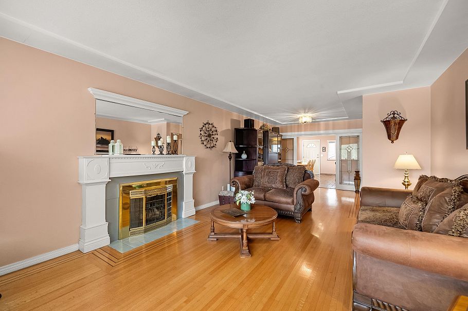2515 E 45th Avenue Vancouver, BC - 4