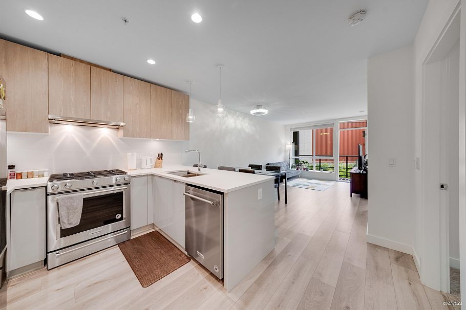 207 128 E 8th Street North Vancouver, BC - 1