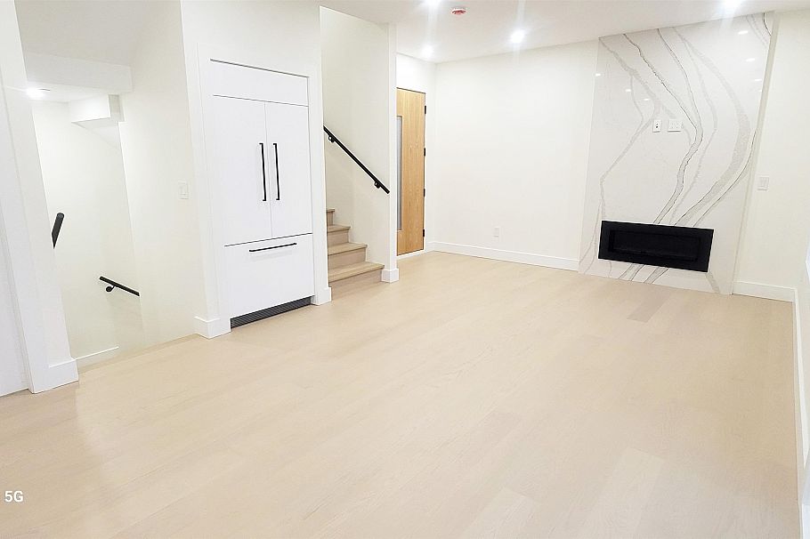 2 2741 Grant Street Vancouver, BC - 6