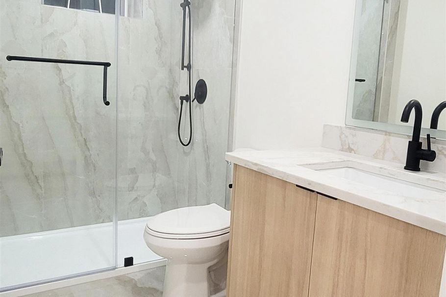 2 2741 Grant Street Vancouver, BC - 17