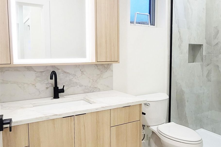 2 2741 Grant Street Vancouver, BC - 18