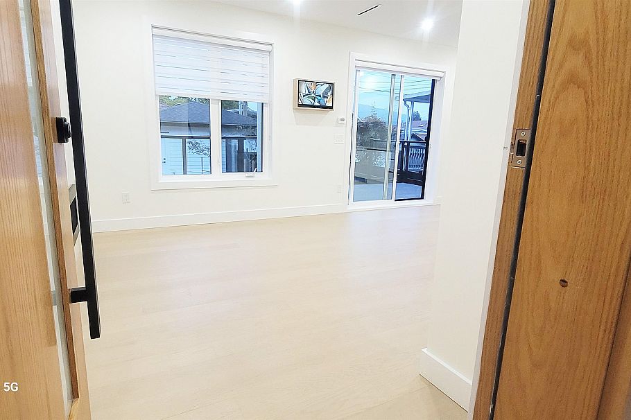 2 2741 Grant Street Vancouver, BC - 3