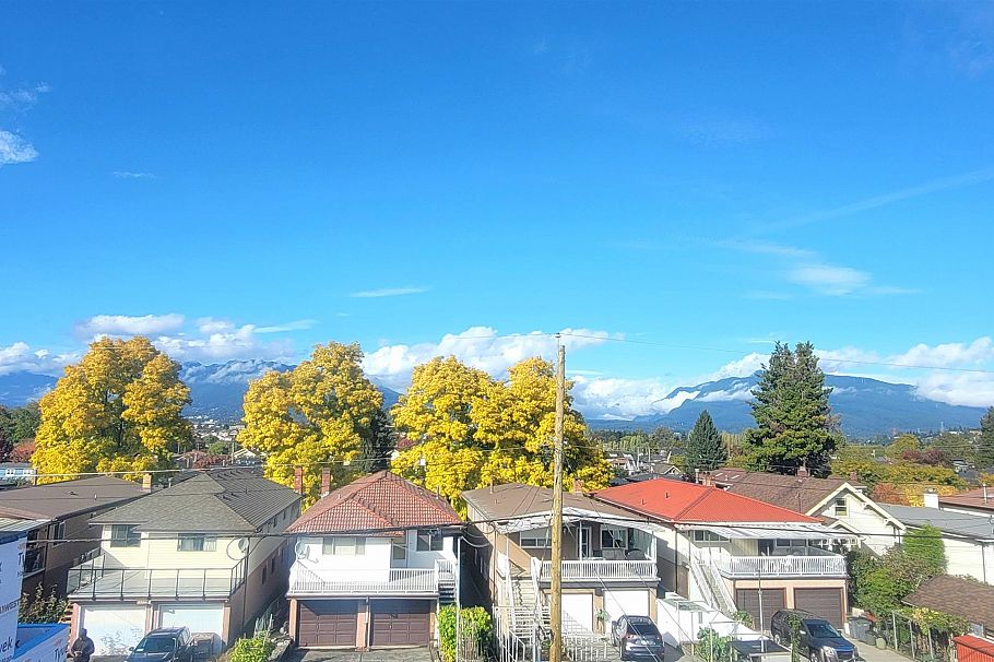 2 2741 Grant Street Vancouver, BC - 26