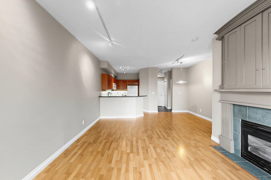 204 131 W 3rd Street North Vancouver, BC - 4
