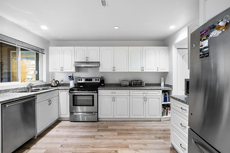 4047 Woodbury Avenue North Vancouver, BC - 24