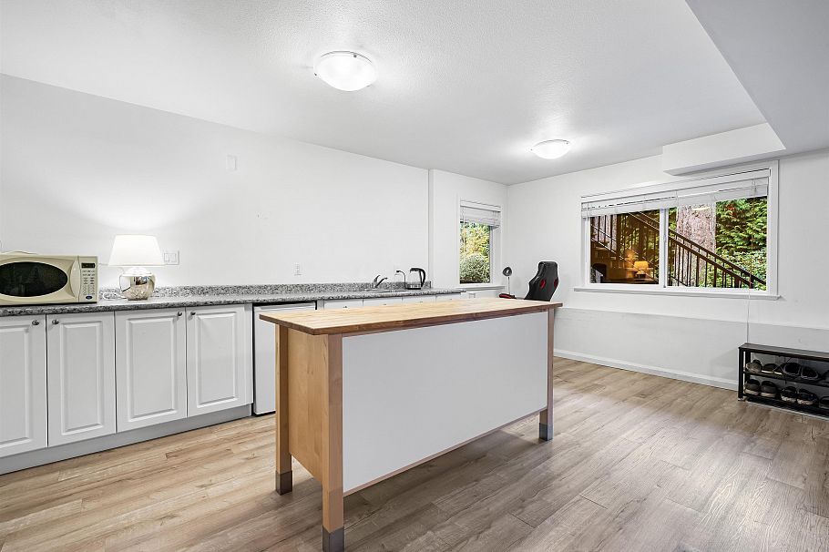 4047 Woodbury Avenue North Vancouver, BC - 29