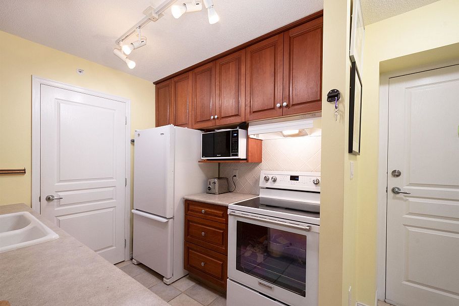 805 5639 Hampton Place Vancouver, BC - 4