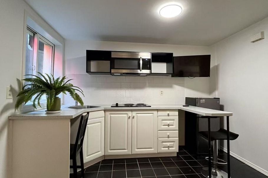 5 1517 COMOX STREET, Vancouver BC V6G 1P3 Vancouver, BC - 1