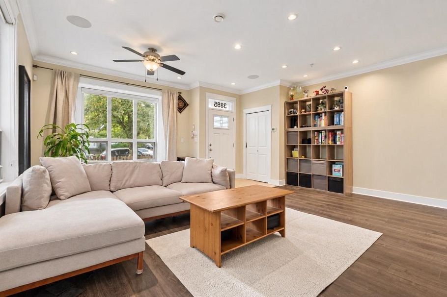 3895 Dumfries Street Vancouver, BC - 2