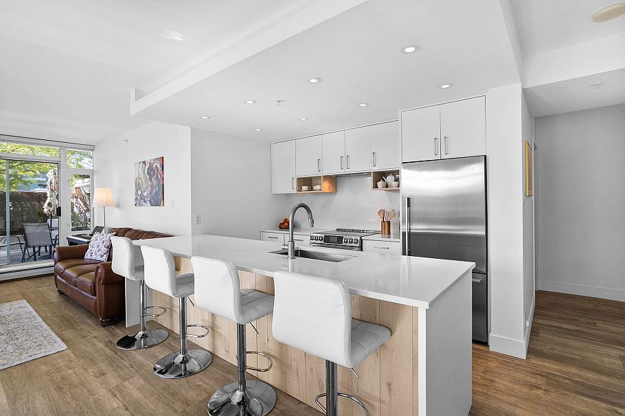 306 158 W 13th Street North Vancouver, BC - 3