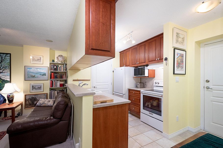 805 5639 Hampton Place Vancouver, BC - 5