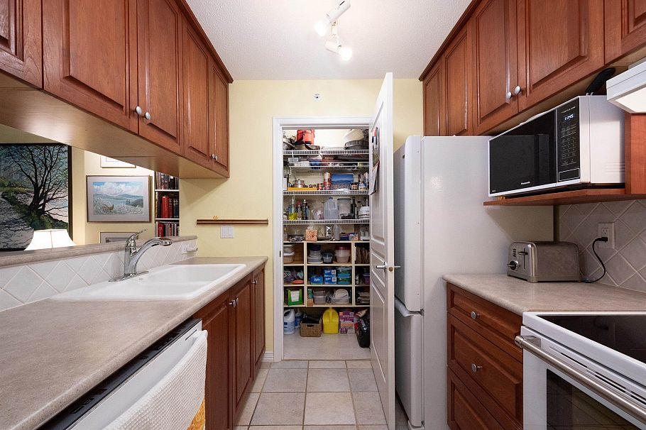 805 5639 Hampton Place Vancouver, BC - 3