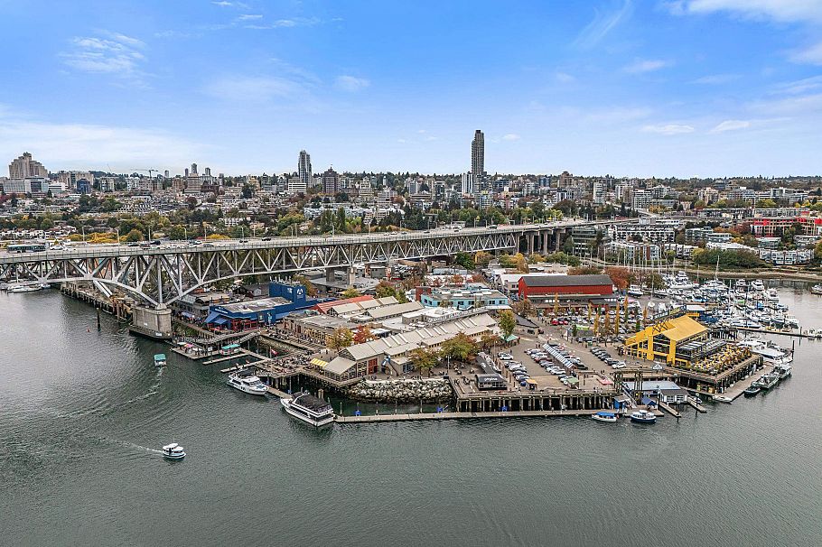 1339 W 8th Avenue Vancouver, BC - 32