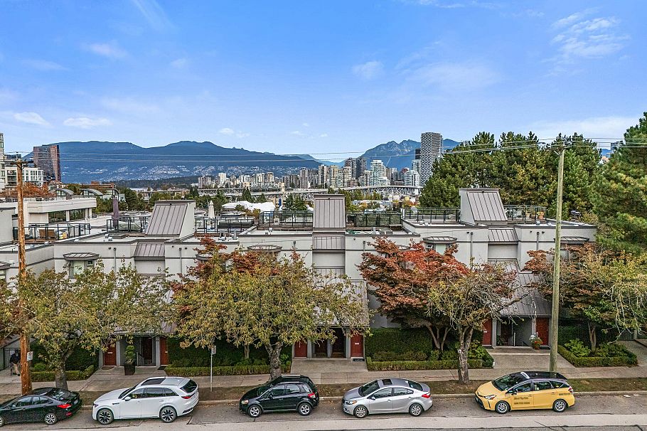 1339 W 8th Avenue Vancouver, BC - 2