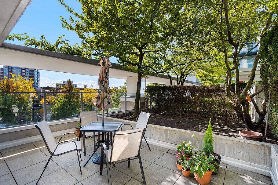 306 158 W 13th Street North Vancouver, BC - 1