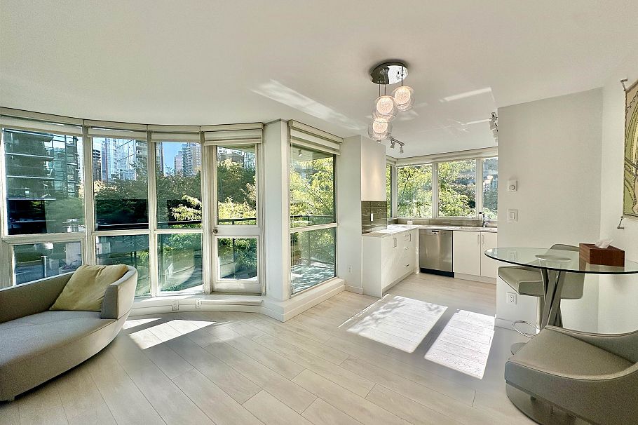 206 588 Broughton Street Vancouver, BC - 1