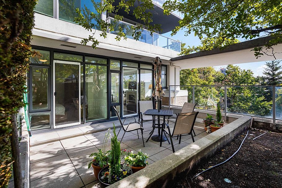 306 158 W 13th Street North Vancouver, BC - 2
