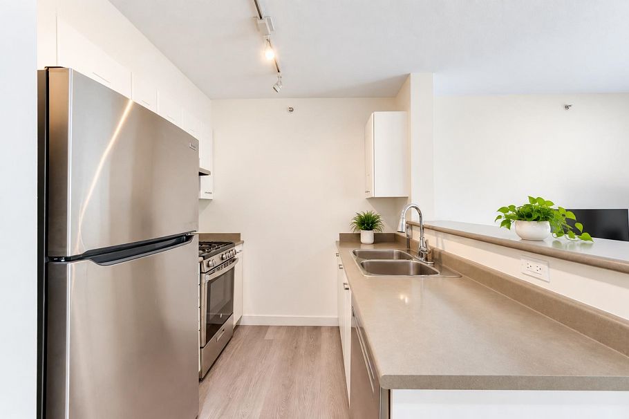 205 3438 Vanness Avenue Vancouver, BC - 3