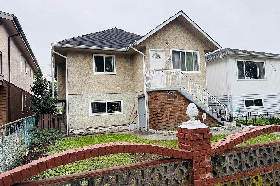 2258 34th Ave E Avenue Vancouver, BC - 2