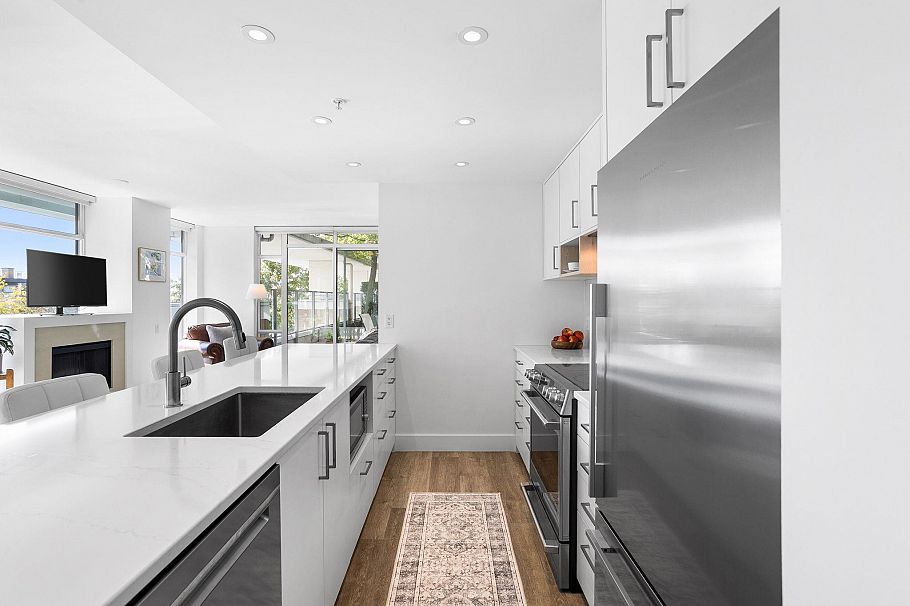 306 158 W 13th Street North Vancouver, BC - 13