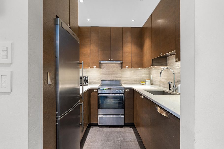 1339 W 8th Avenue Vancouver, BC - 11