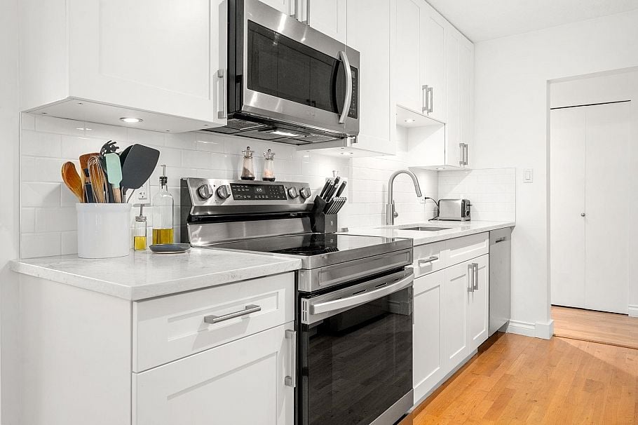 204 150 E 5th Street North Vancouver, BC - 2