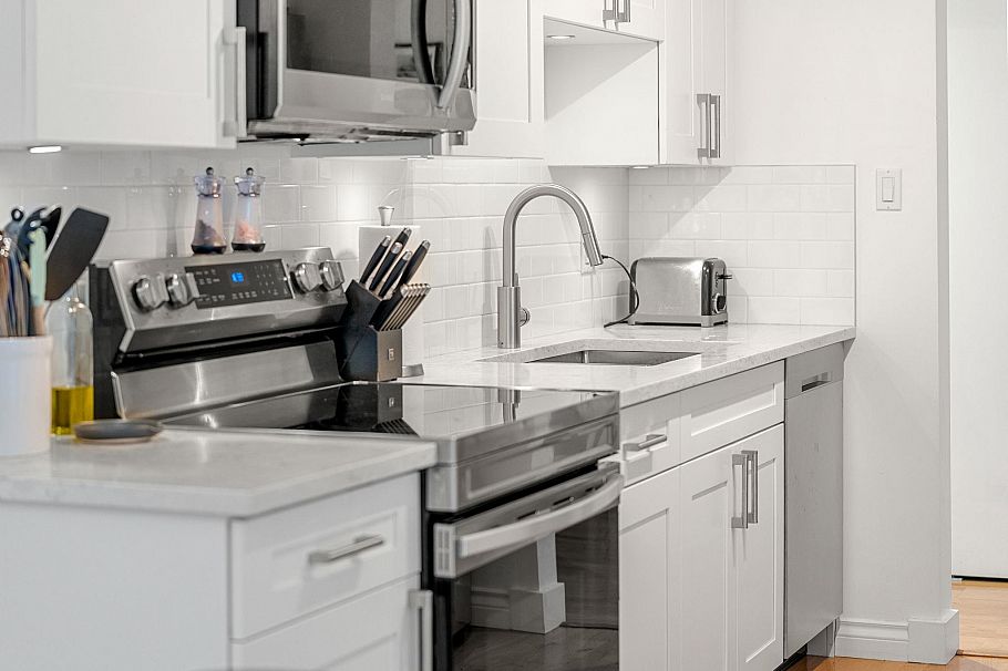 204 150 E 5th Street North Vancouver, BC - 9