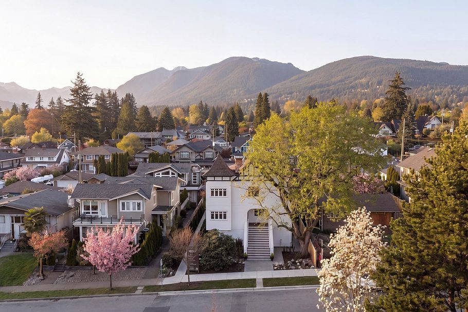 1 326 W 14th Street North Vancouver, BC - 17