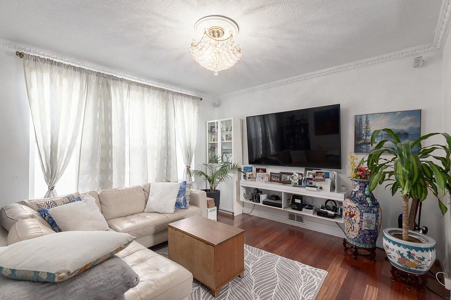 309 E Woodstock Avenue Vancouver, BC - 2