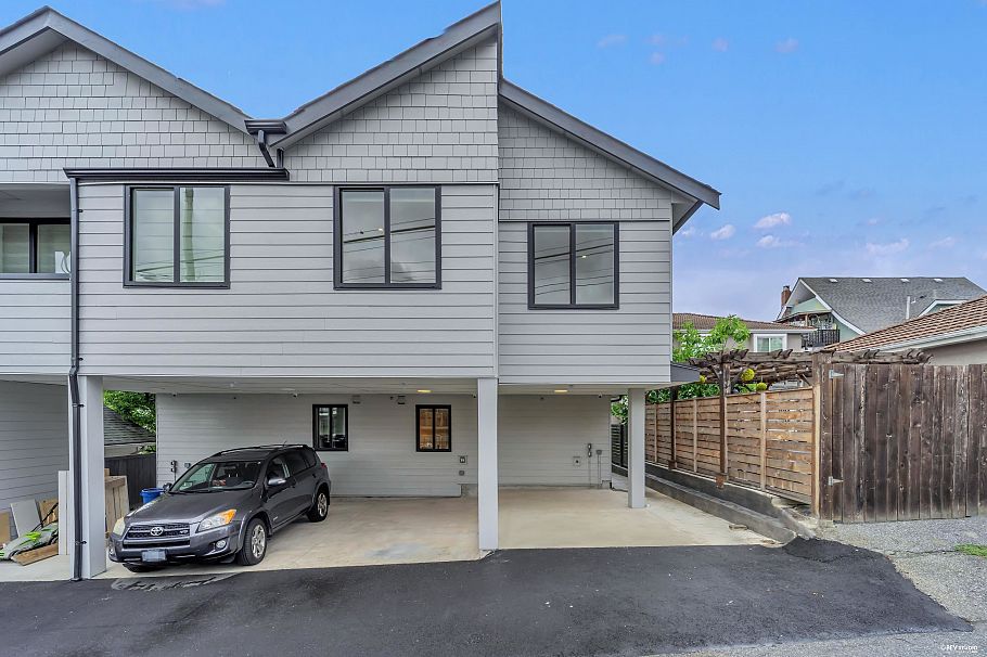 1 3438 Triumph Street Vancouver, BC - 25