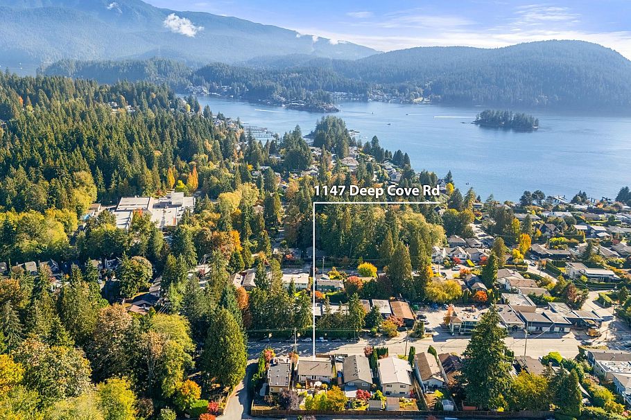 1147 Deep Cove Road North Vancouver, BC - 2