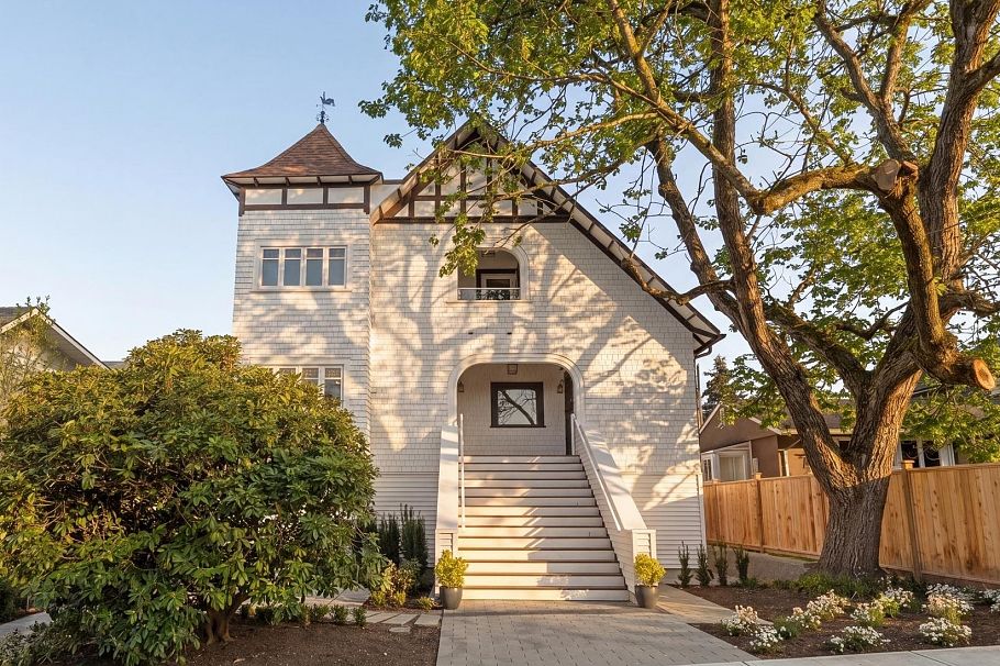 1 326 W 14th Street North Vancouver, BC - 1