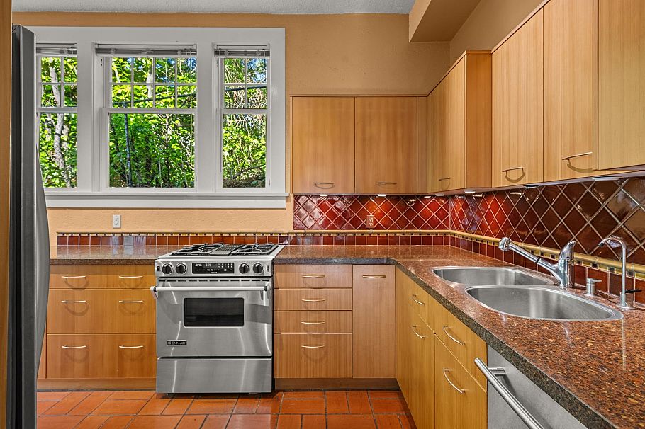 3296 Granville Street Vancouver, BC - 17