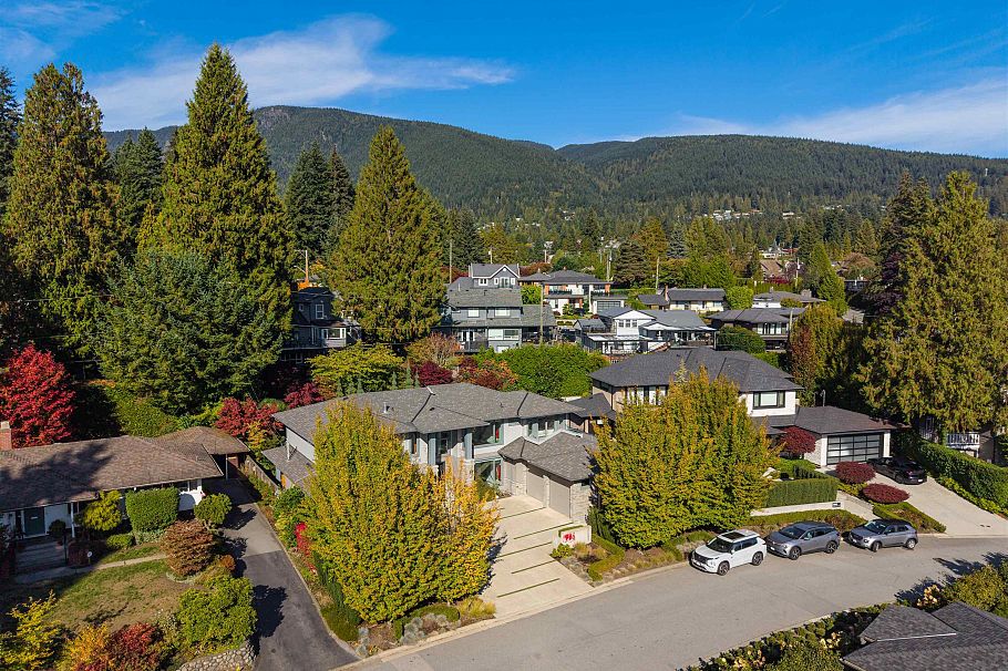 966 Beaumont Drive North Vancouver, BC - 38